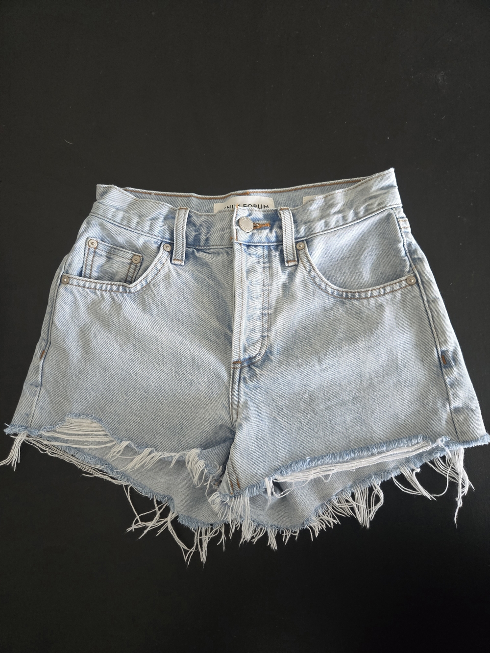 ​Aritzia Denim Forum The '90s Vintage Cut-Off Shorts Light Wash 23